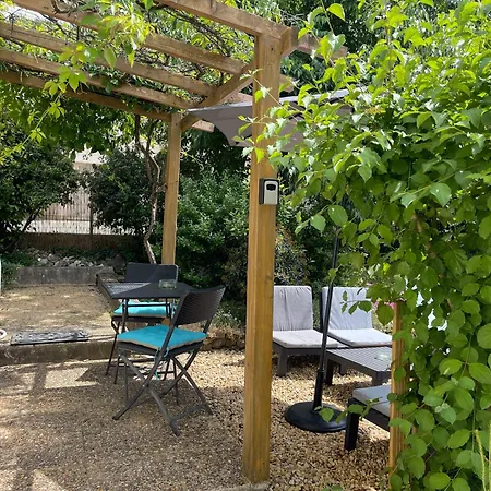 Dans Les Pins 아파트 *
